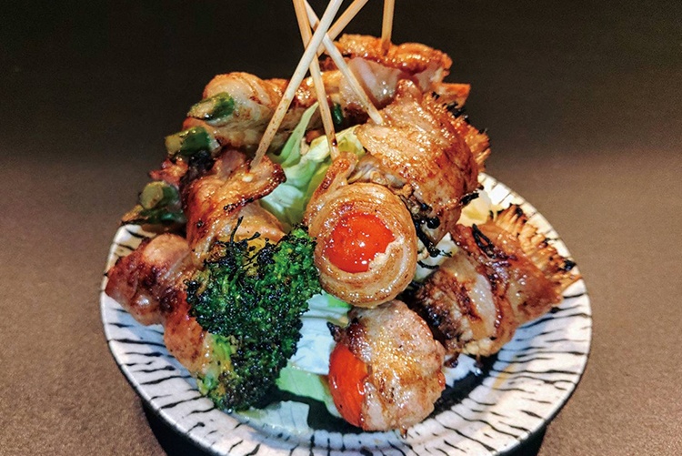 レタス巻きなどが味わえる「伏水焼鉄」の「博多豚巻き5本盛り（タレor塩）／1,350円」