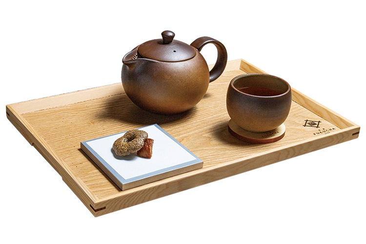 鮮度の高い煎茶をていねいに焙煎する「香ばし焙煎茶／770円」は焙じ立ての香ばしい味わいが特徴。お菓子付き"