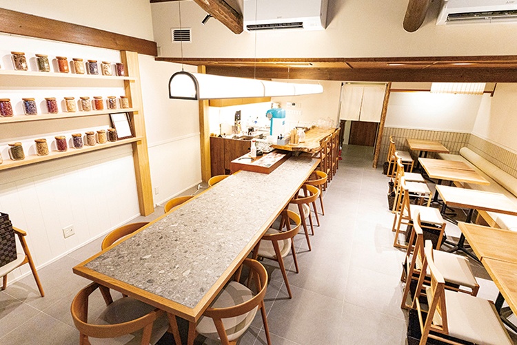 44席ある2階のカフェでは、本格的なお茶やスイーツが味わえる"