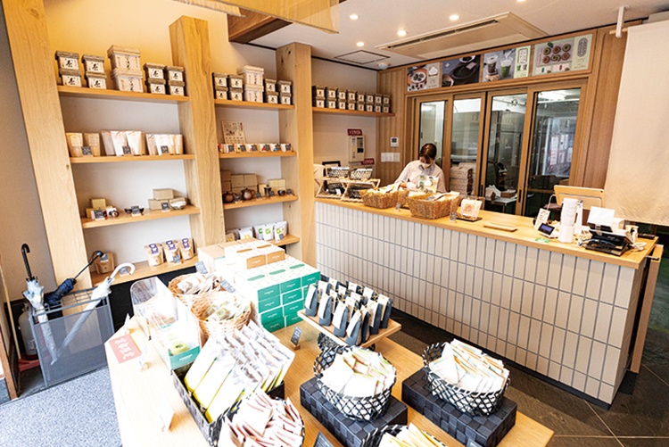 1階では、FUKUCHAオリジナルのお茶や茶器、お菓子などを販売