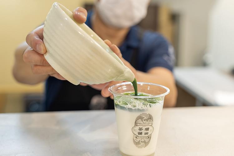 目の前で点てられる抹茶ラテは動画を撮る観光客も多い