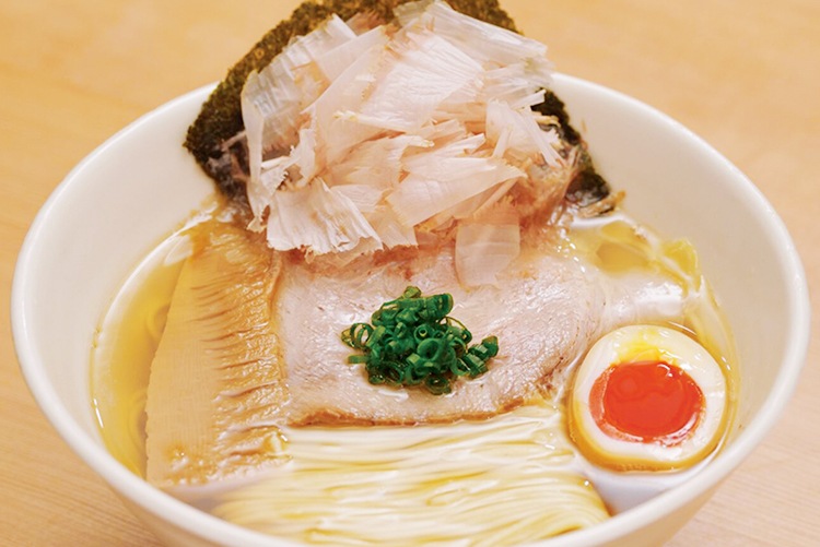 京丹波高原豚肩ロースのチャーシューがのった「出汁そば（白醤油）＋赤玉味付け玉子入り（半玉）／1,550円」