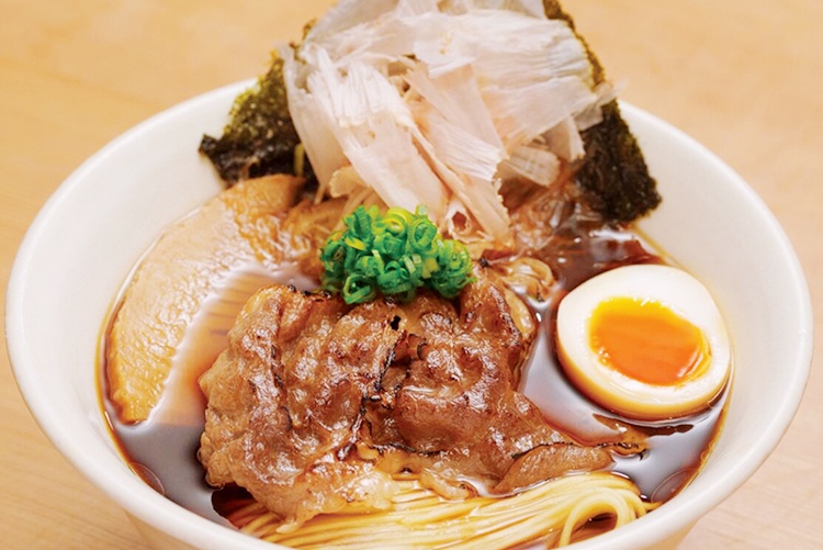肉厚な黒毛和牛をたっぷりのせた「炙り和牛そば（黒醤油）＋赤玉味付け玉子入り（半玉）／2,350円」