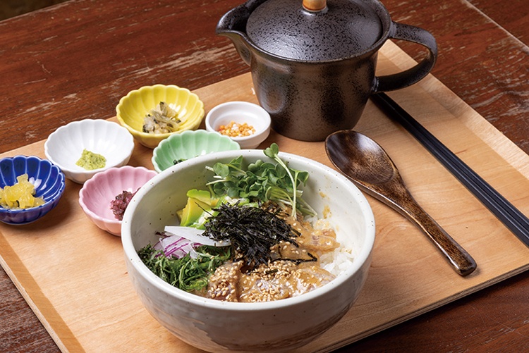 ゴマ油で一晩漬け込んだマグロに、甘辛いゴマダレをかけ、アボカドなどと味わう「マグロのごまだれ茶漬け／1,600円」