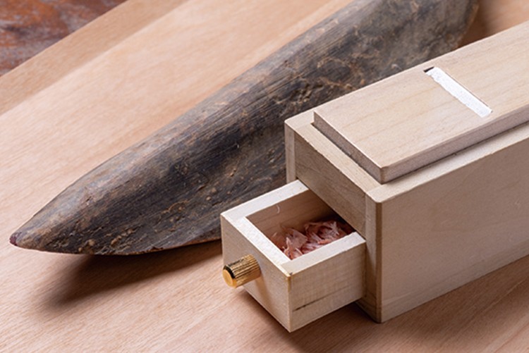 カツオ節削り器を使って自分で削るのが楽しい