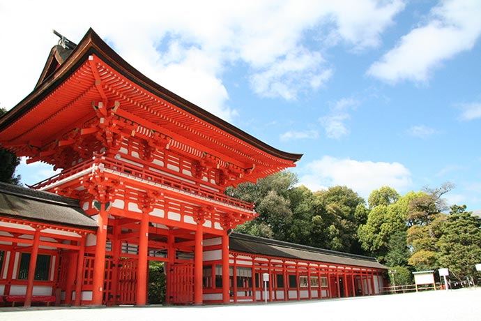 下鸭神社鲜艳的朱红色外观