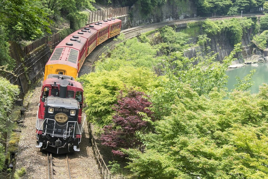 ＜SW＞トロッコ列車と保津川下り（多言語イヤホンガイド付）の画像